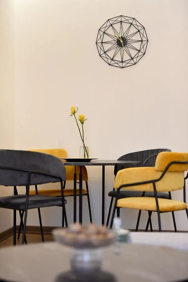 Noir Living 2 Bedroom Apartment Tirana 0*,