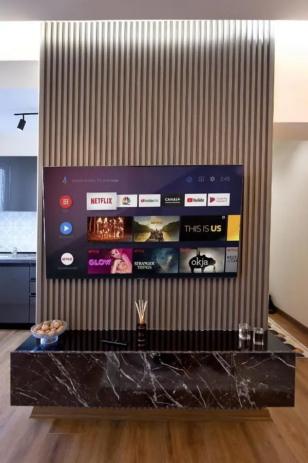 Noir Living 2 Bedroom Apartment تيرانا