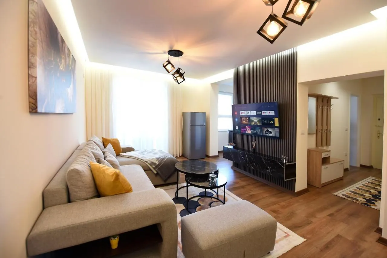 Noir Living 2 Bedroom Apartment تيرانا