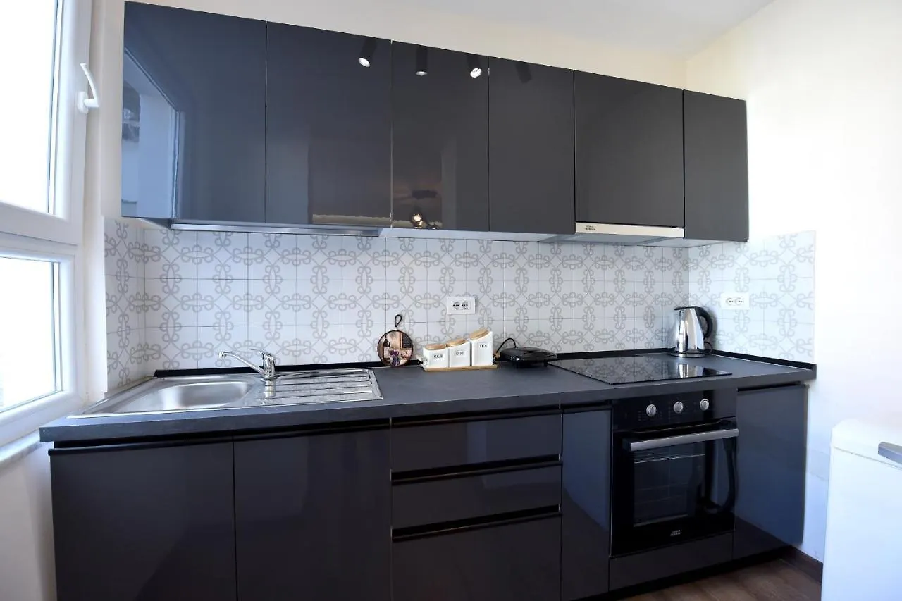 Noir Living 2 Bedroom Apartment تيرانا